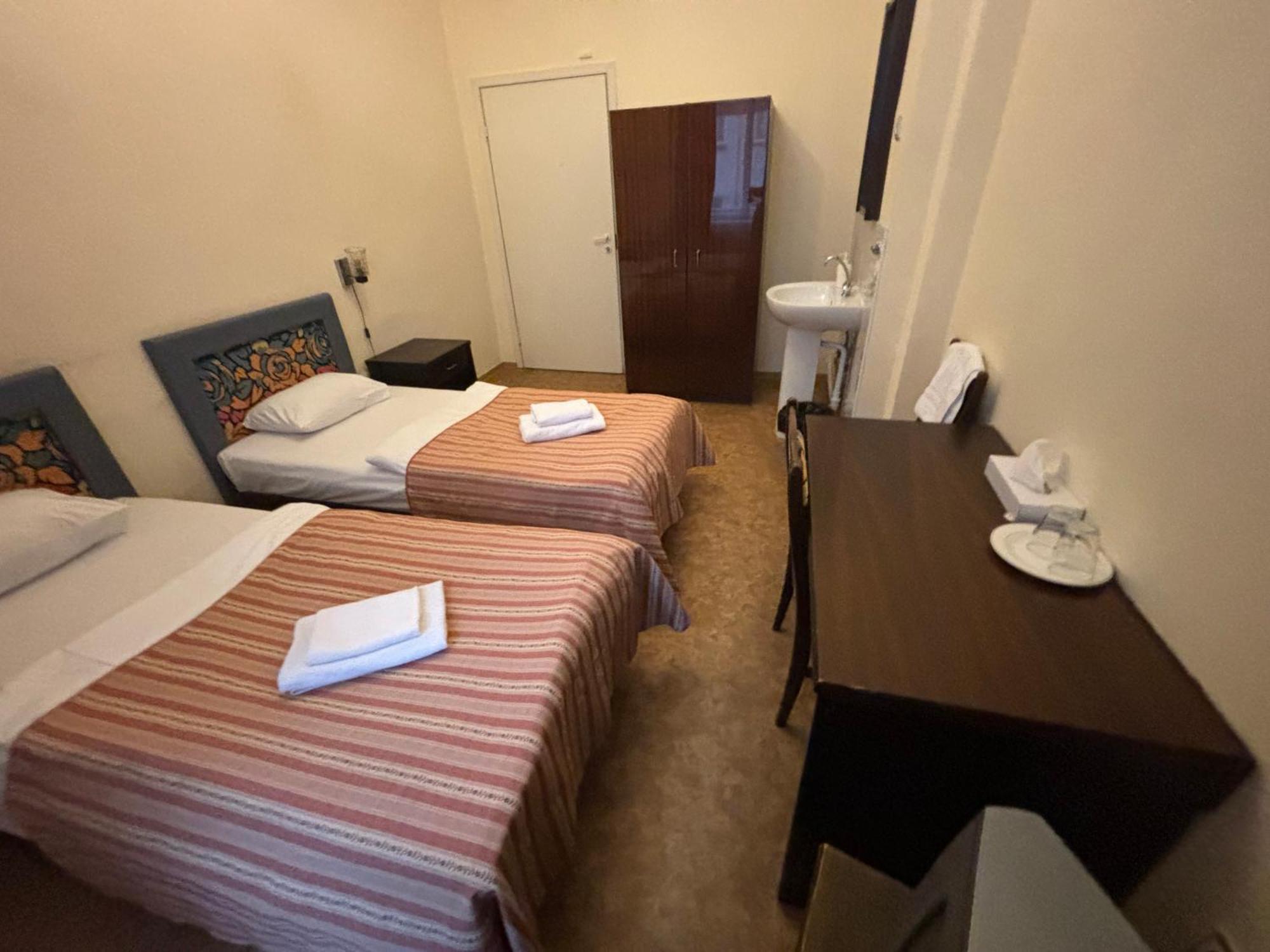 Hostel Viktorija With Private Rooms Riga Luaran gambar