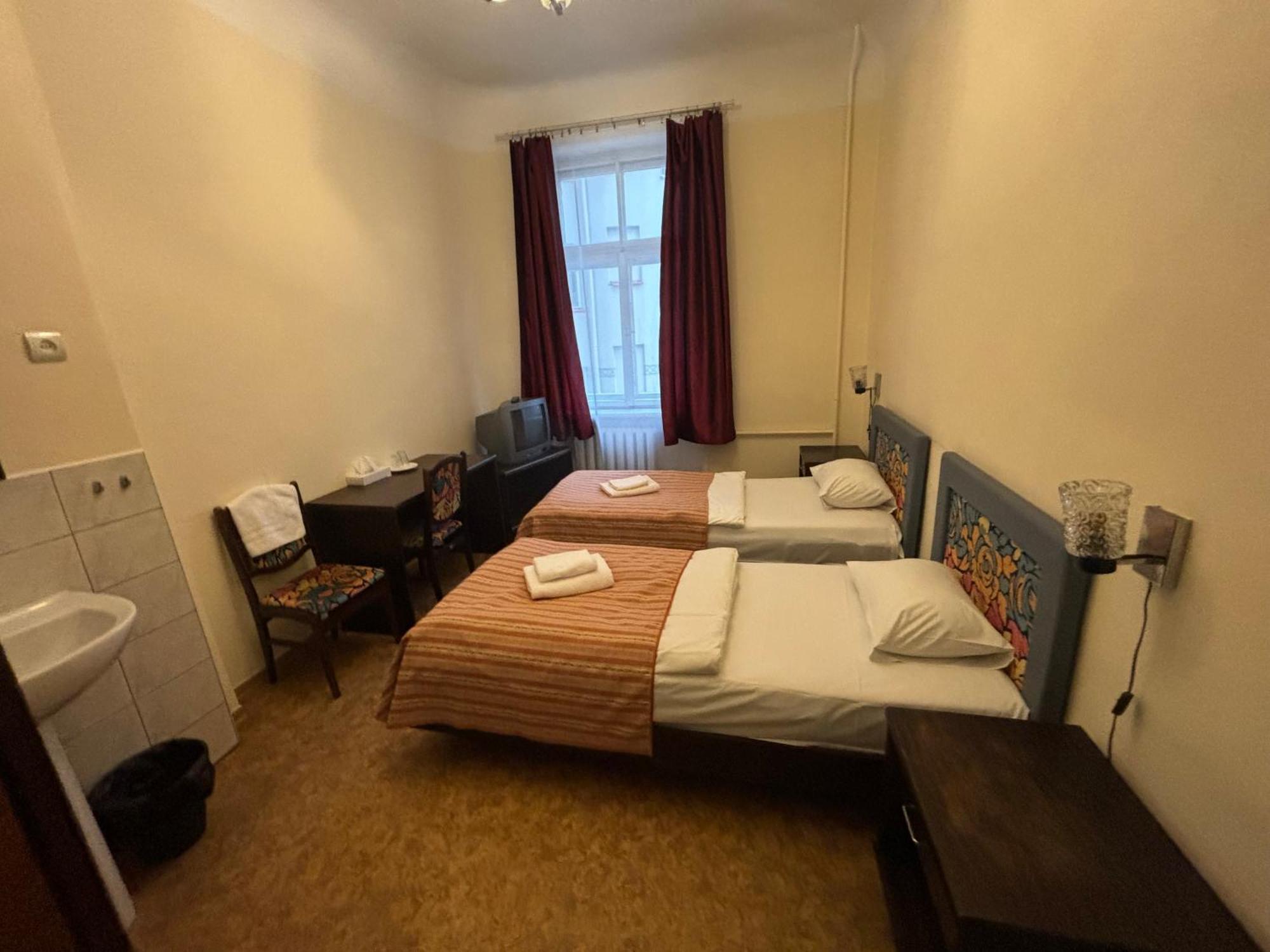 Hostel Viktorija With Private Rooms Riga Luaran gambar