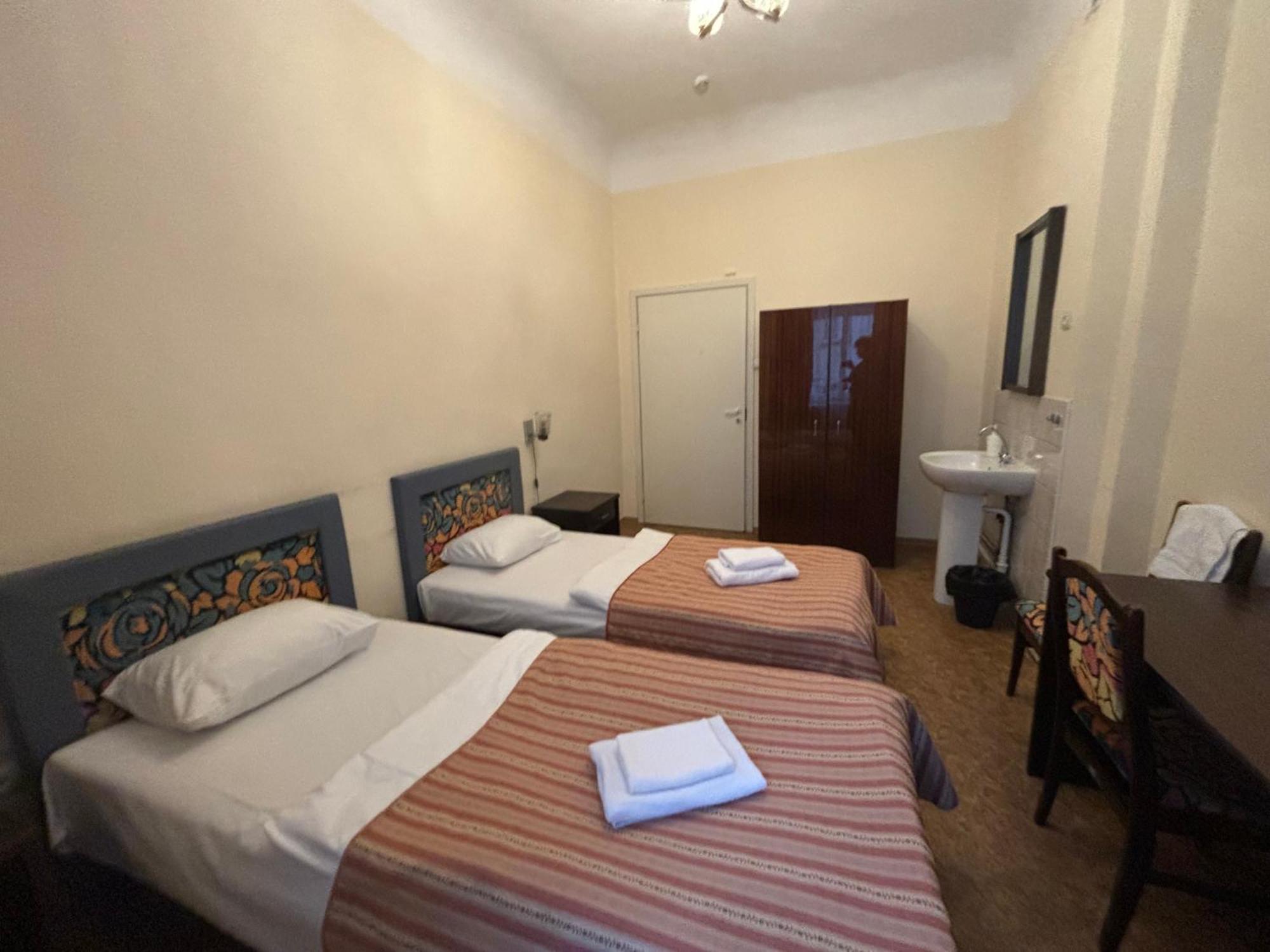 Hostel Viktorija With Private Rooms Riga Luaran gambar