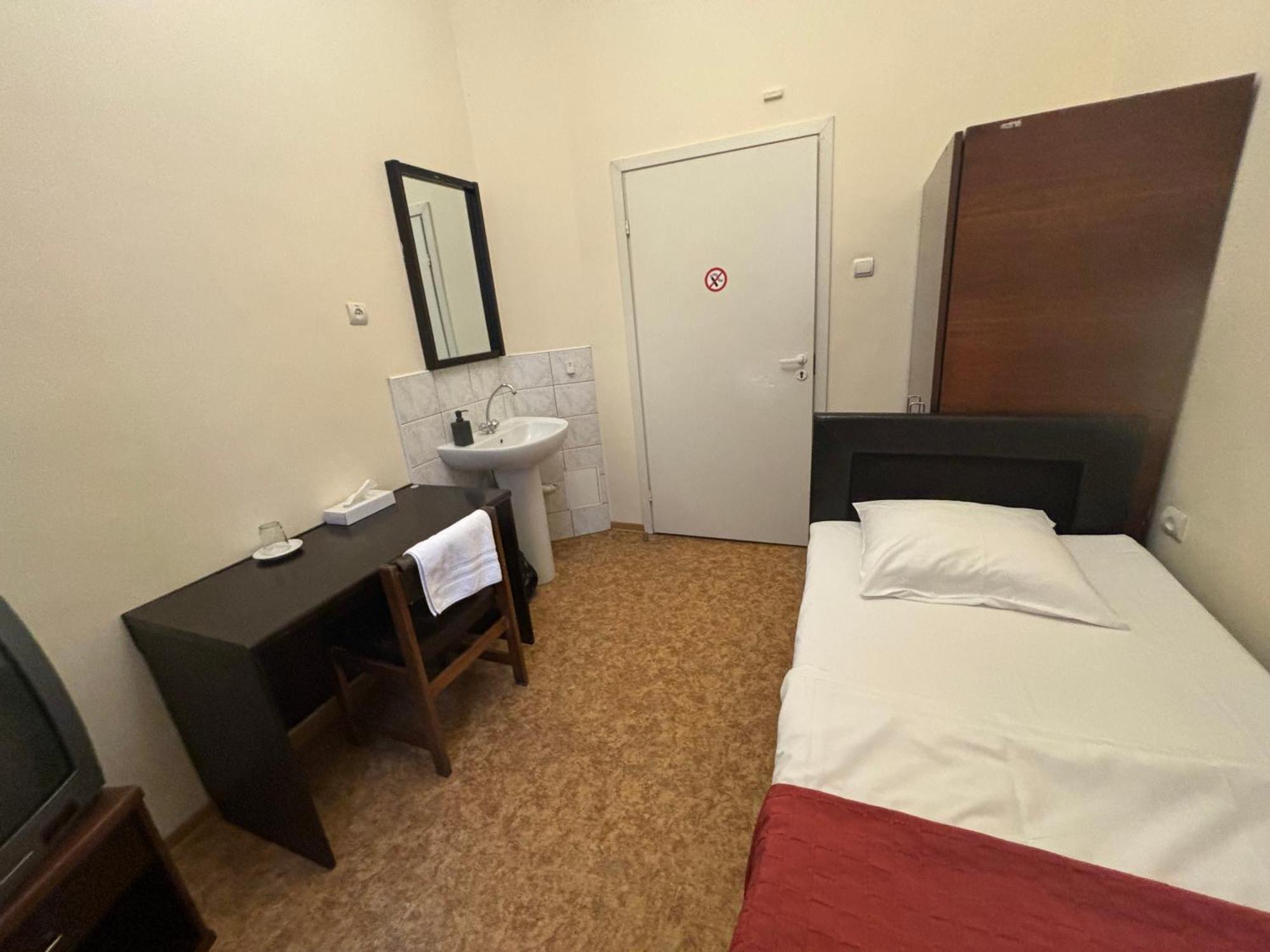 Hostel Viktorija With Private Rooms Riga Luaran gambar